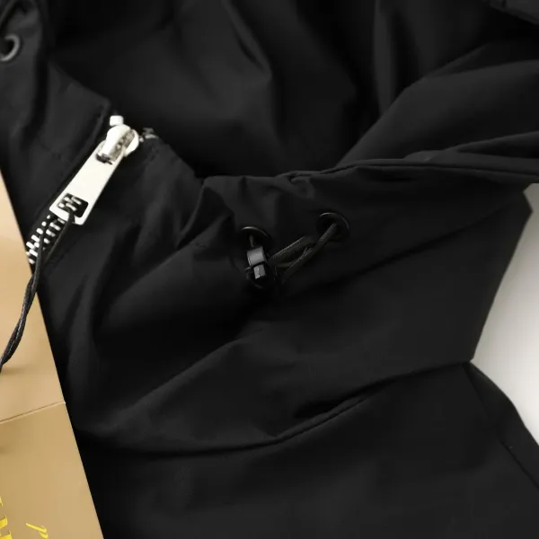 【BURBERRY  公式旗艦店】バーバリー  ジャケット着 好評に付き再入荷 240827