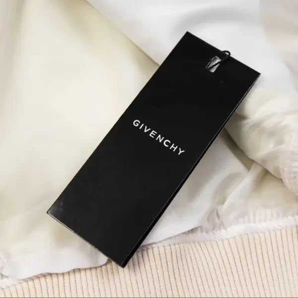 【GIVENCHY 公式旗艦店】ジバンシー  ジャケット着 ご好評に付き再入荷！241021