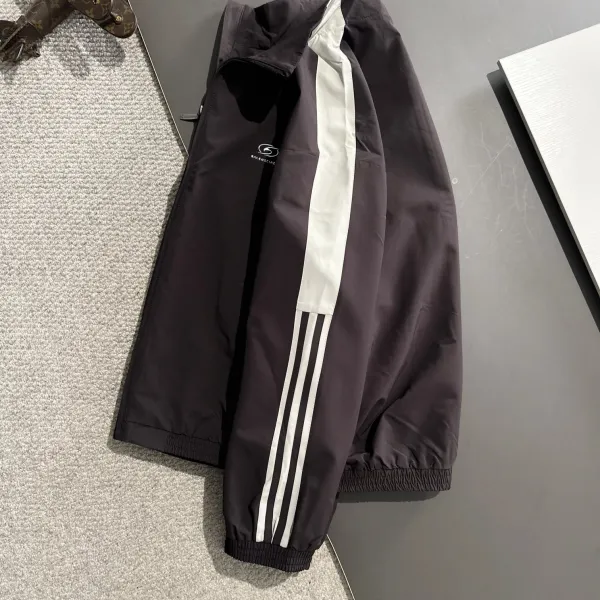 【BALENCIAGA  公式旗艦店】バレンシアガ   ジャケット着 ご好評に付き再入荷！250107