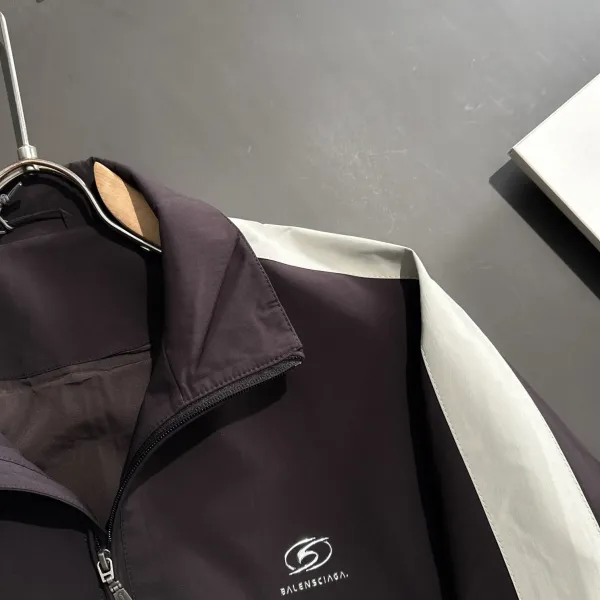 【BALENCIAGA  公式旗艦店】バレンシアガ   ジャケット着 ご好評に付き再入荷！250107