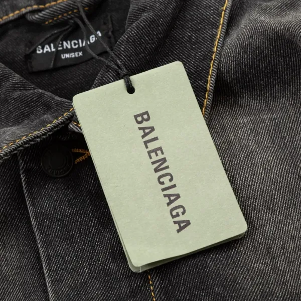 【BALENCIAGA  公式旗艦店】バレンシアガ  ジャケット着 ご好評に付き再入荷！241022