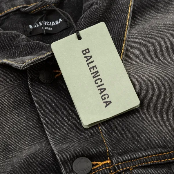 【BALENCIAGA  公式旗艦店】バレンシアガ  ジャケット着 ご好評に付き再入荷！241022