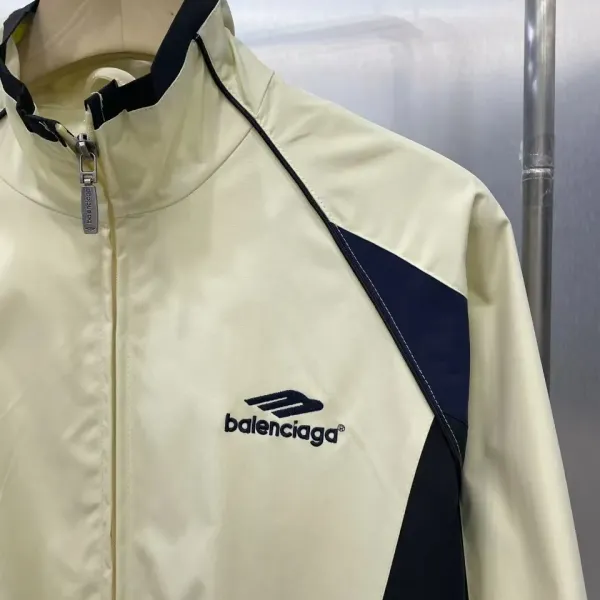 【BALENCIAGA 公式旗艦店】 バレンシアガ  ジャケット着 好評に付き再入荷 240827