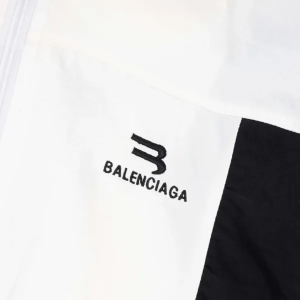【BALENCIAGA 公式旗艦店】 バレンシアガ  ジャケット着 好評に付き再入荷 240827
