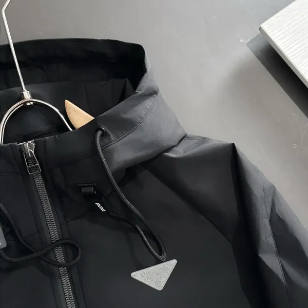 【PRADA  公式旗艦店】プラダ  ジャケット着 好評に付き再入荷 241224