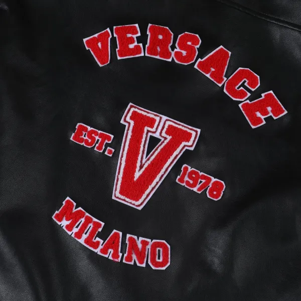 【VERSACE  公式旗艦店】ヴェルサーチ  ジャケット着 ご好評に付き再入荷！241024