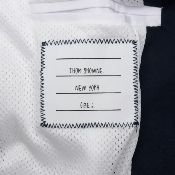 【ThomBrowne  公式旗艦店】トムブラウン  ジャケット着 好評に付き再入荷！250106