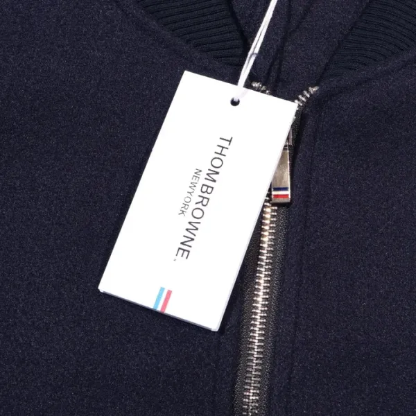 【ThomBrowne  公式旗艦店】トムブラウン  ジャケット着 好評に付き再入荷！250106