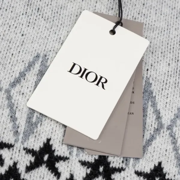 【DIOR 公式旗艦店】ディオール  セーター好評に付き再入荷！250108
