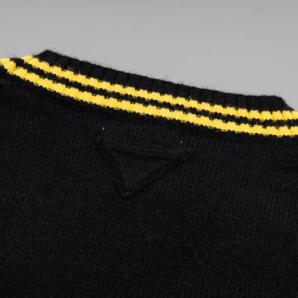 【PRADA 公式旗艦店】プラダ  セーター好評に付き再入荷！ 240930