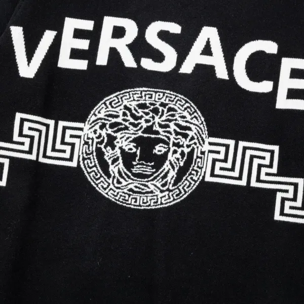 【VERSACE  公式旗艦店】ヴェルサーチ  セーター好評に付き再入荷！ 240930