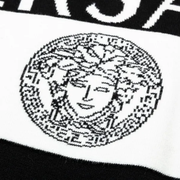 【VERSACE  公式旗艦店】ヴェルサーチ  セーター好評に付き再入荷！ 240930