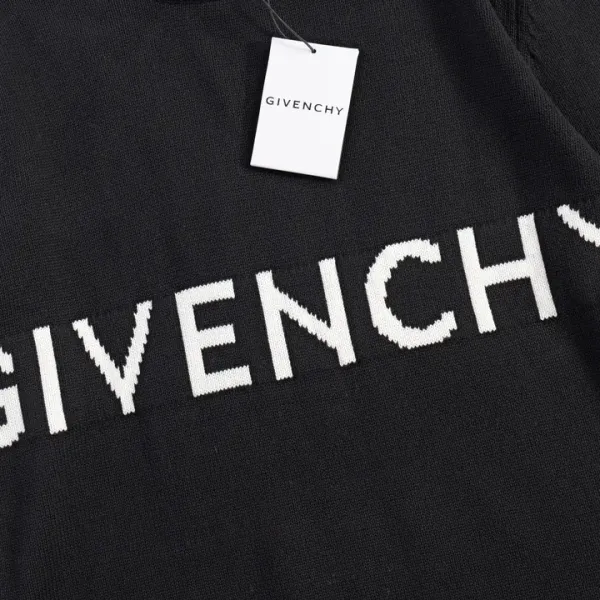 【GIVENCHY  公式旗艦店】ジバンシー  セーター好評に付き再入荷！241231