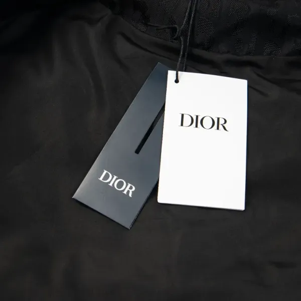 【DIOR  公式旗艦店】ディオール  ダウンジャケット ご好評に付き再入荷！ 241112