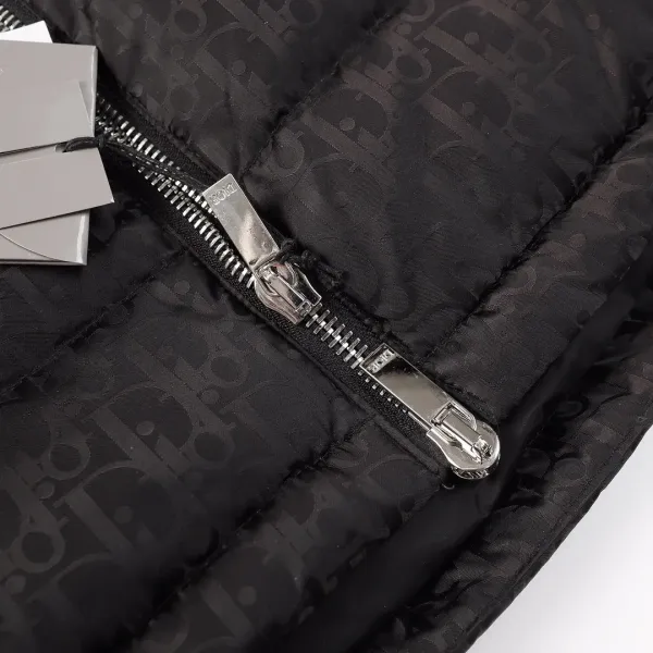 【DIOR  公式旗艦店】ディオール  ダウンベスト  ご好評に付き再入荷！ 241112