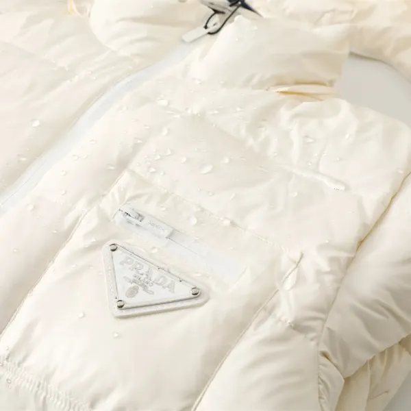 【PRADA  公式旗艦店】プラダ  ダウンジャケット好評に付き再入荷！241227