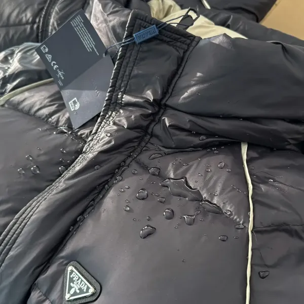 【PRADA  公式旗艦店】プラダ  ダウンジャケット好評に付き再入荷！241227