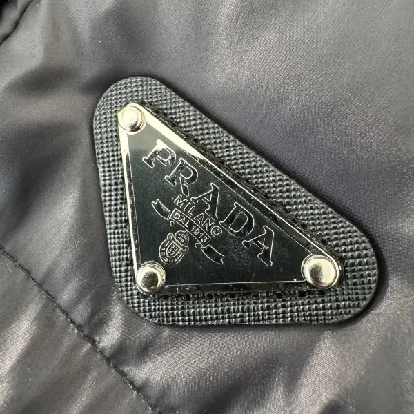 【PRADA  公式旗艦店】プラダ  ダウンジャケット好評に付き再入荷！241227