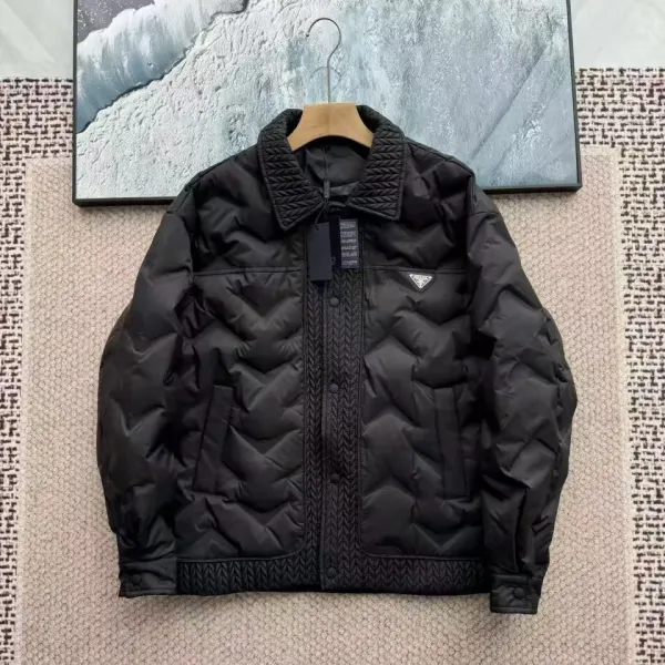 【PRADA  公式旗艦店】プラダ  ダウンジャケット 好評に付き再入荷！ 241112