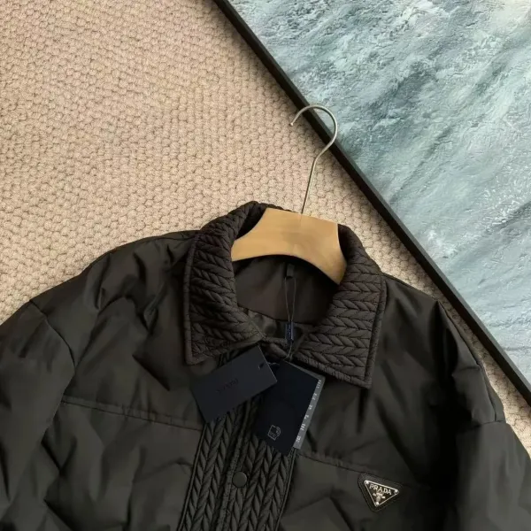 【PRADA  公式旗艦店】プラダ  ダウンジャケット 好評に付き再入荷！ 241112