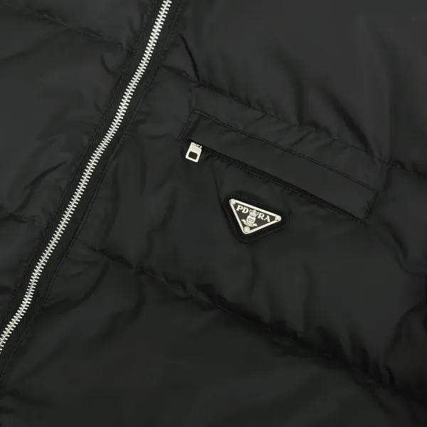 【PRADA  公式旗艦店】プラダ  ダウンジャケット好評に付き再入荷！