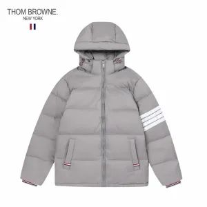 【ThomBrowne  公式旗艦店】トムブラウン  ダウンジャケット ご好評に付き再入荷！241228