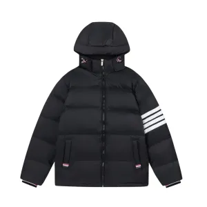 【ThomBrowne  公式旗艦店】トムブラウン  ダウンジャケット ご好評に付き再入荷！241228
