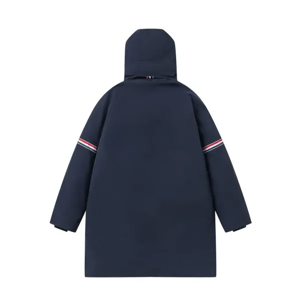 【ThomBrowne  公式旗艦店】トムブラウン  ダウンジャケット ご好評に付き再入荷！241228