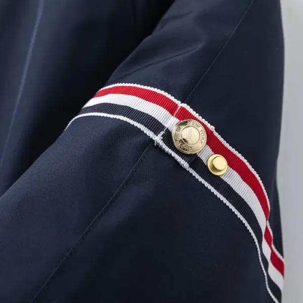【ThomBrowne  公式旗艦店】トムブラウン  ダウンジャケット ご好評に付き再入荷！241228