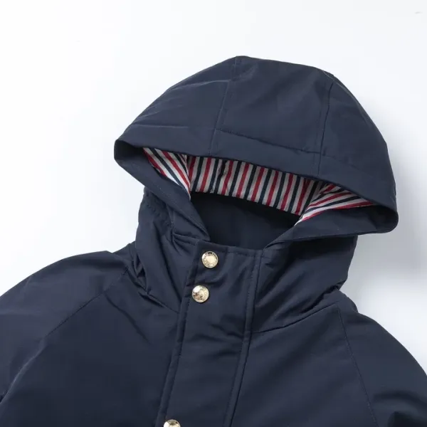【ThomBrowne  公式旗艦店】トムブラウン  ダウンジャケット ご好評に付き再入荷！241228