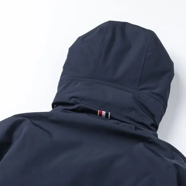 【ThomBrowne  公式旗艦店】トムブラウン  ダウンジャケット ご好評に付き再入荷！241228