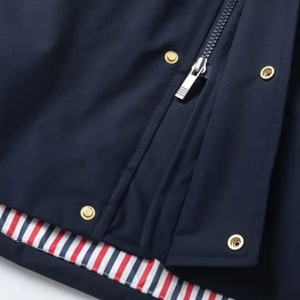 【ThomBrowne  公式旗艦店】トムブラウン  ダウンジャケット ご好評に付き再入荷！241228
