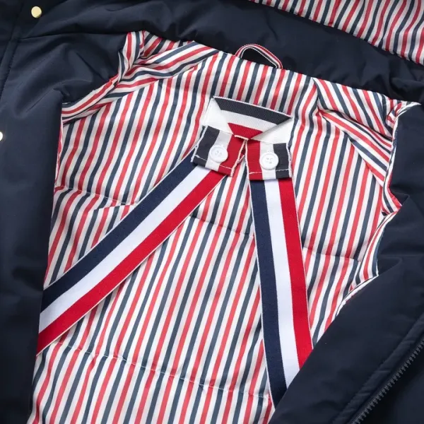 【ThomBrowne  公式旗艦店】トムブラウン  ダウンジャケット ご好評に付き再入荷！241228