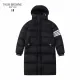 【ThomBrowne  公式旗艦店】トムブラウン  ダウンジャケット ご好評に付き再入荷！241228