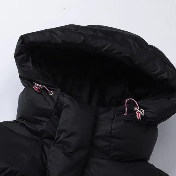 【ThomBrowne  公式旗艦店】トムブラウン  ダウンジャケット ご好評に付き再入荷！241228