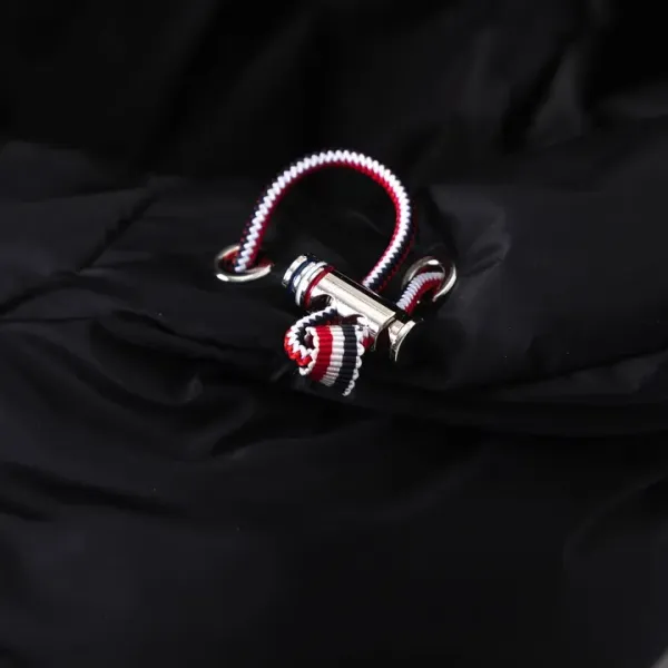【ThomBrowne  公式旗艦店】トムブラウン  ダウンジャケット ご好評に付き再入荷！241228