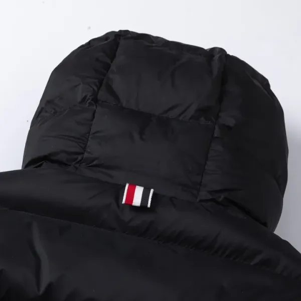 【ThomBrowne  公式旗艦店】トムブラウン  ダウンジャケット ご好評に付き再入荷！241228