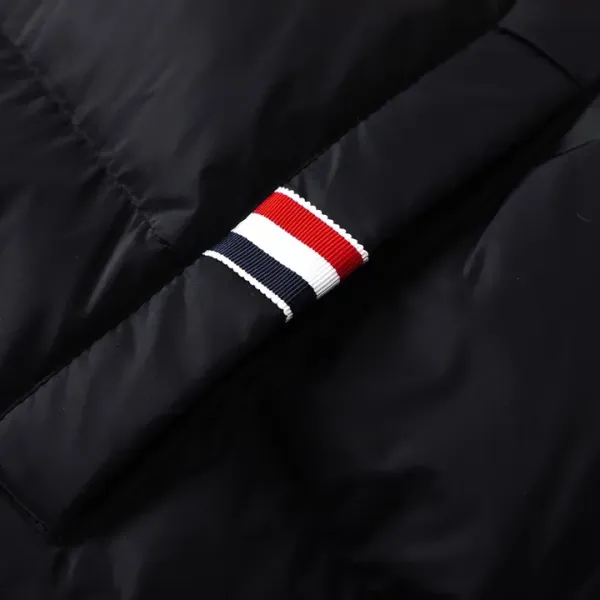 【ThomBrowne  公式旗艦店】トムブラウン  ダウンジャケット ご好評に付き再入荷！241228
