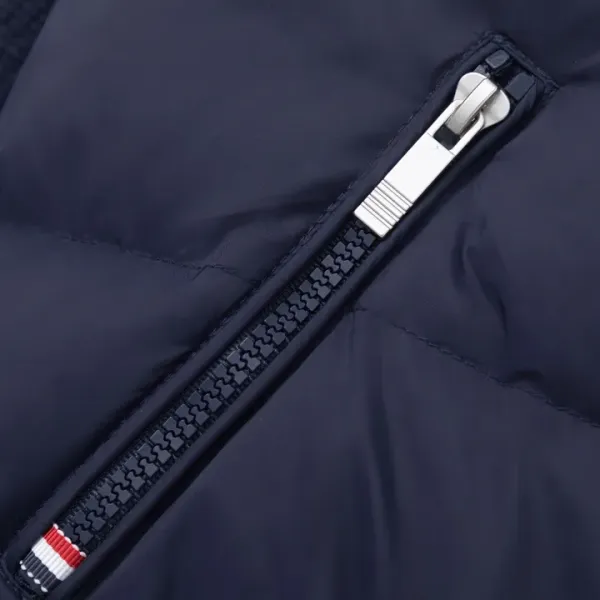 【ThomBrowne  公式旗艦店】トムブラウン  ダウンジャケット ご好評に付き再入荷！241228