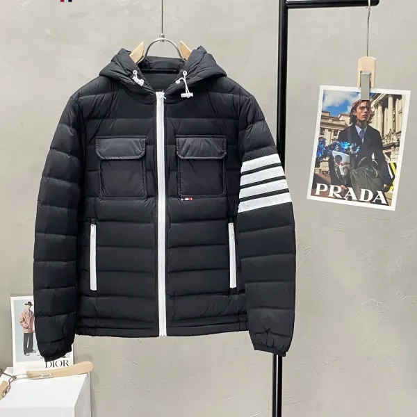 【ThomBrowne  公式旗艦店】トムブラウン  ダウンジャケット ご好評に付き再入荷！241228