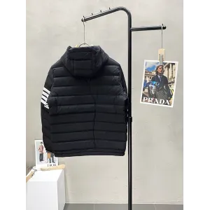 【ThomBrowne  公式旗艦店】トムブラウン  ダウンジャケット ご好評に付き再入荷！241228