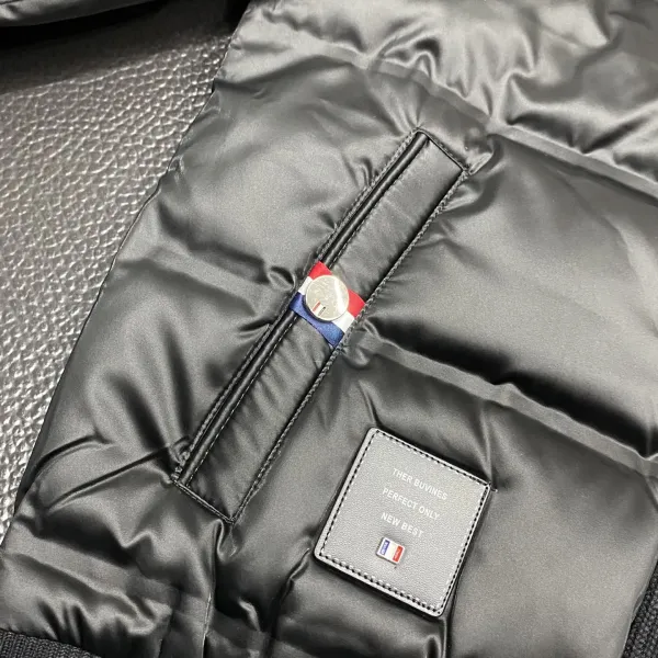 【ThomBrowne   公式旗艦店】トムブラウン  ダウンジャケット ご好評に付き再入荷！241228