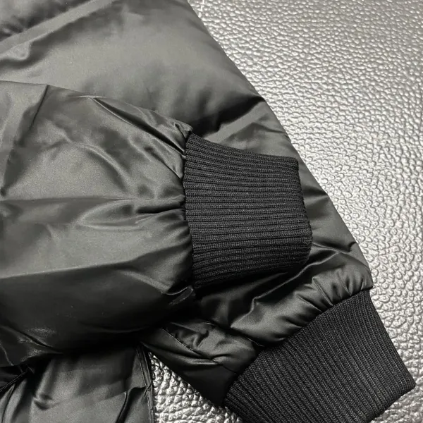 【ThomBrowne   公式旗艦店】トムブラウン  ダウンジャケット ご好評に付き再入荷！241228