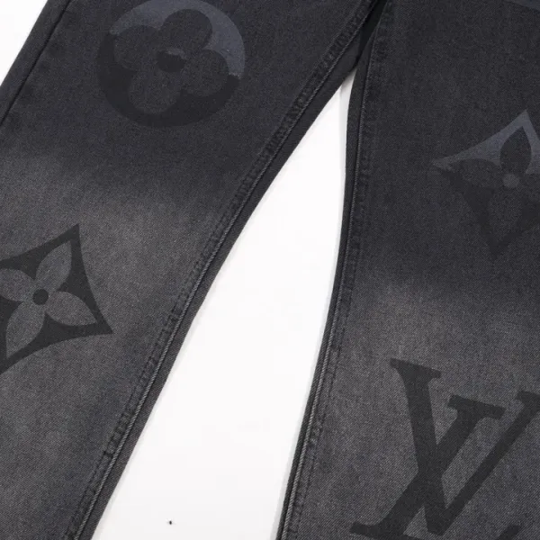 LV【LOUIS VUITTON   公式旗艦店】 ルイヴィトン  ジーパン  ご好評に付き再入荷！ 241218
