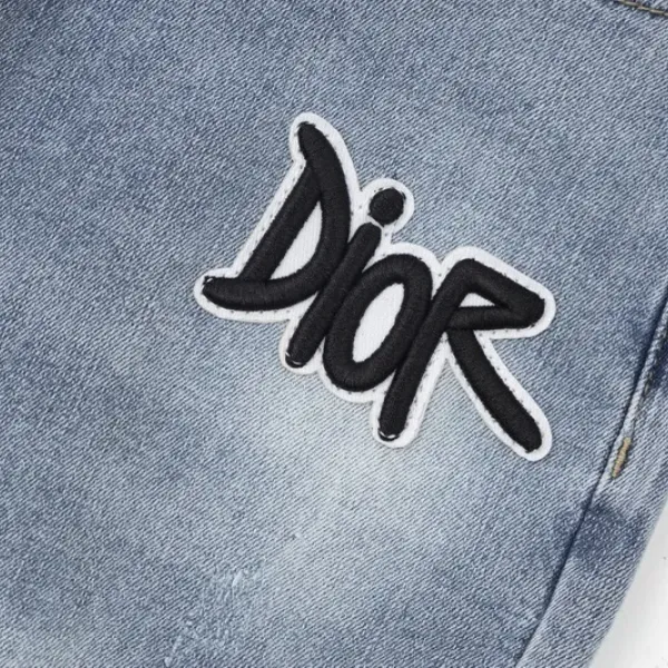 【DIOR  公式旗艦店】 ディオール  ジーパン  ご好評に付き再入荷  240831