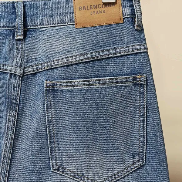【BALENCIAGA   公式旗艦店】 バレンシアガ  ジーパン  ご好評に付き再入荷！ 241219