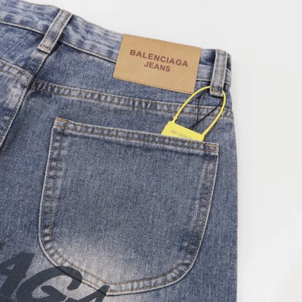 【BALENCIAGA 公式旗艦店】バレンシアガ  ジーパン  ご好評に付き再入荷  240830