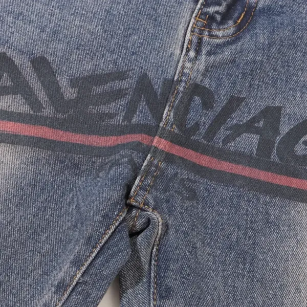 【BALENCIAGA 公式旗艦店】バレンシアガ  ジーパン  ご好評に付き再入荷  240830