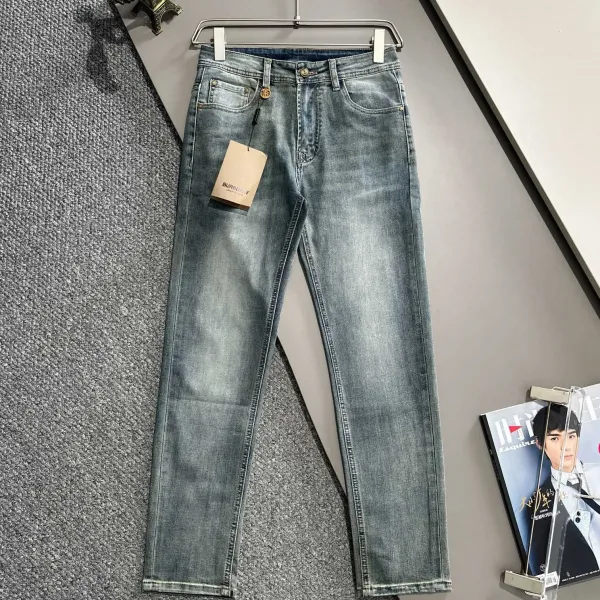 【BURBERRY   公式旗艦店】バーバリー  ジーパン  ご好評に付き再入荷！ 241220