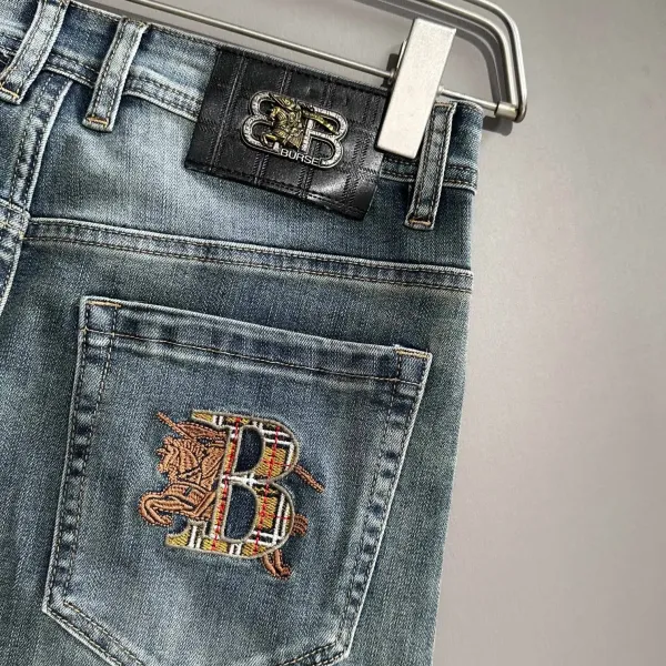 【BURBERRY   公式旗艦店】バーバリー  ジーパン  ご好評に付き再入荷！ 241220